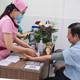 Khám sàng lọc trước khi tiêm bởi bác sĩ chuyên khoa
